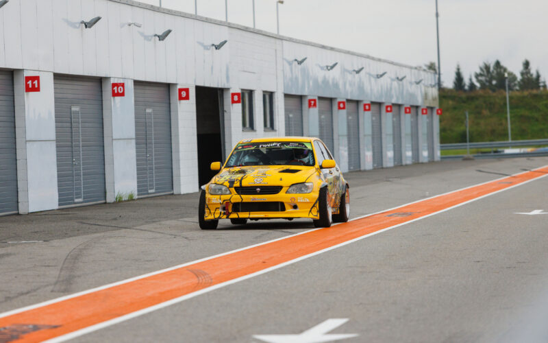 Kollane driftiauto Lexus IS Pärnu Porsche Ringi boksiteel Augustfest 2026 üritusel