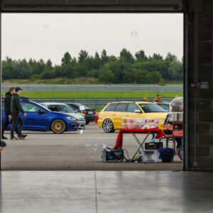 Augustfest 2026 vaade boksist kollasele universaalile ja autode näitusealale Pärnu Porsche Ringil