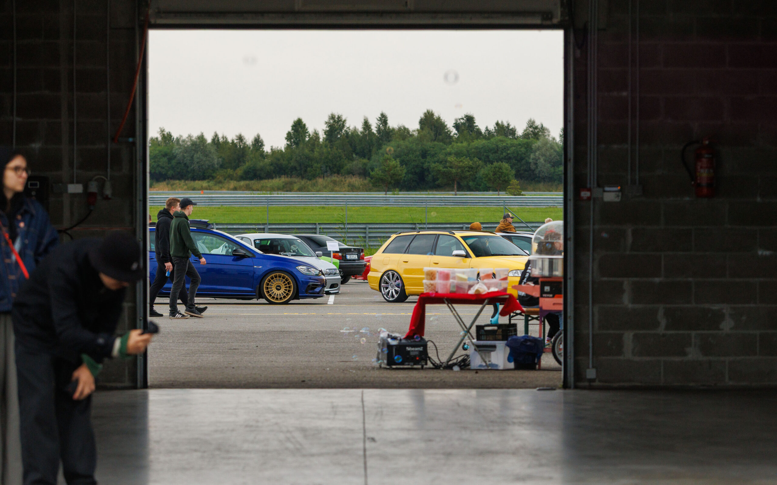 Augustfest 2026 vaade boksist kollasele universaalile ja autode näitusealale Pärnu Porsche Ringil