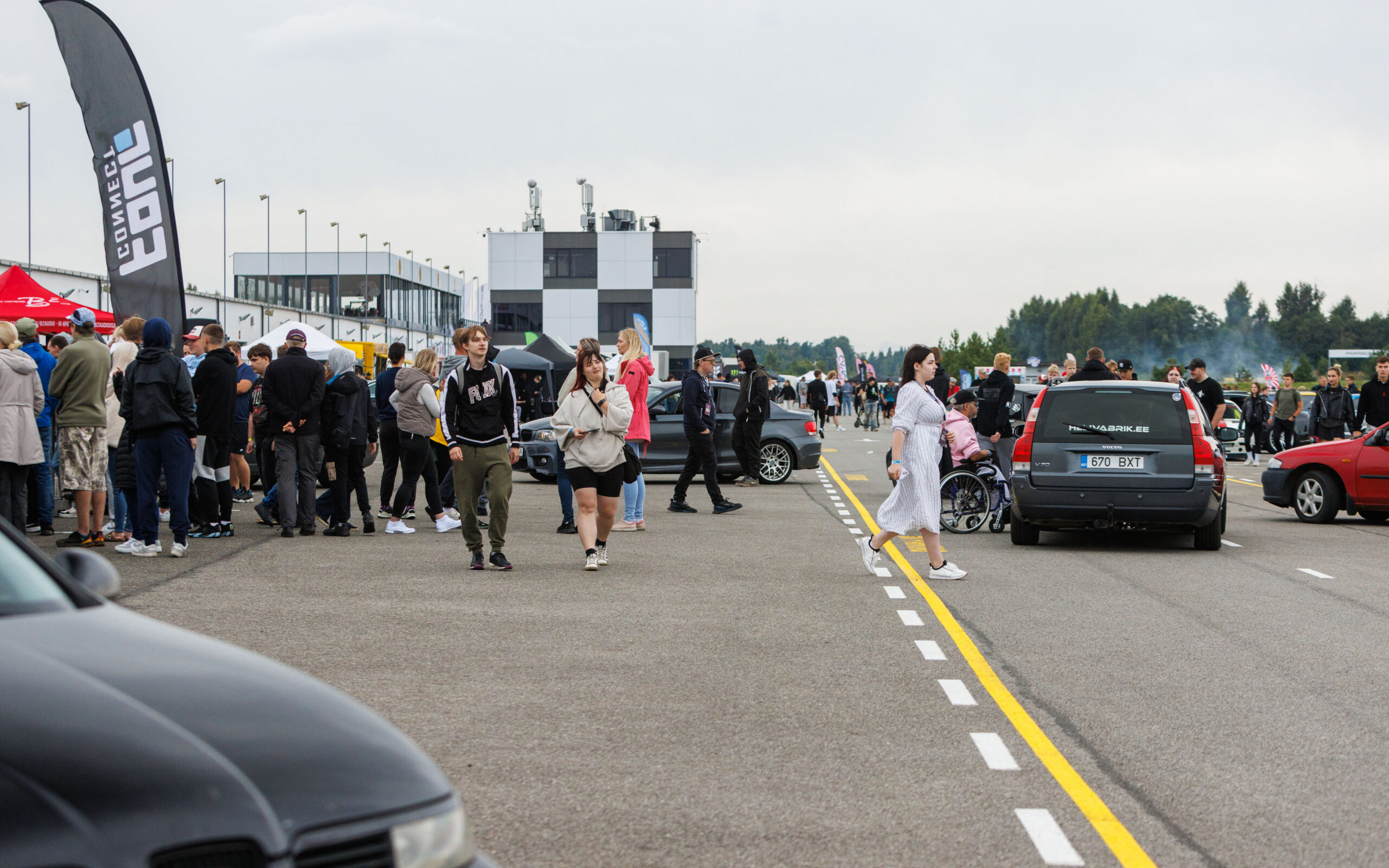Augustfest 2026 üldvaade elavale Pärnu Porsche Ringi festivalialale ja publikule