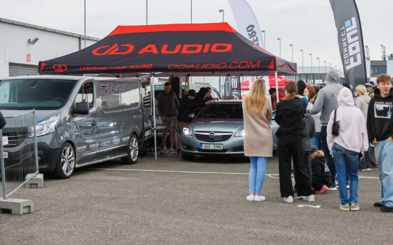 Augustfest 2026 DD Audio telk ja külastajad Pärnu Porsche Ringi boksialas