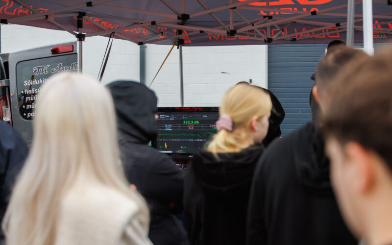 Augustfest 2026 pealtvaatajad SPL helirõhuvõistluse ekraani jälgimas Pärnu Porsche Ringil