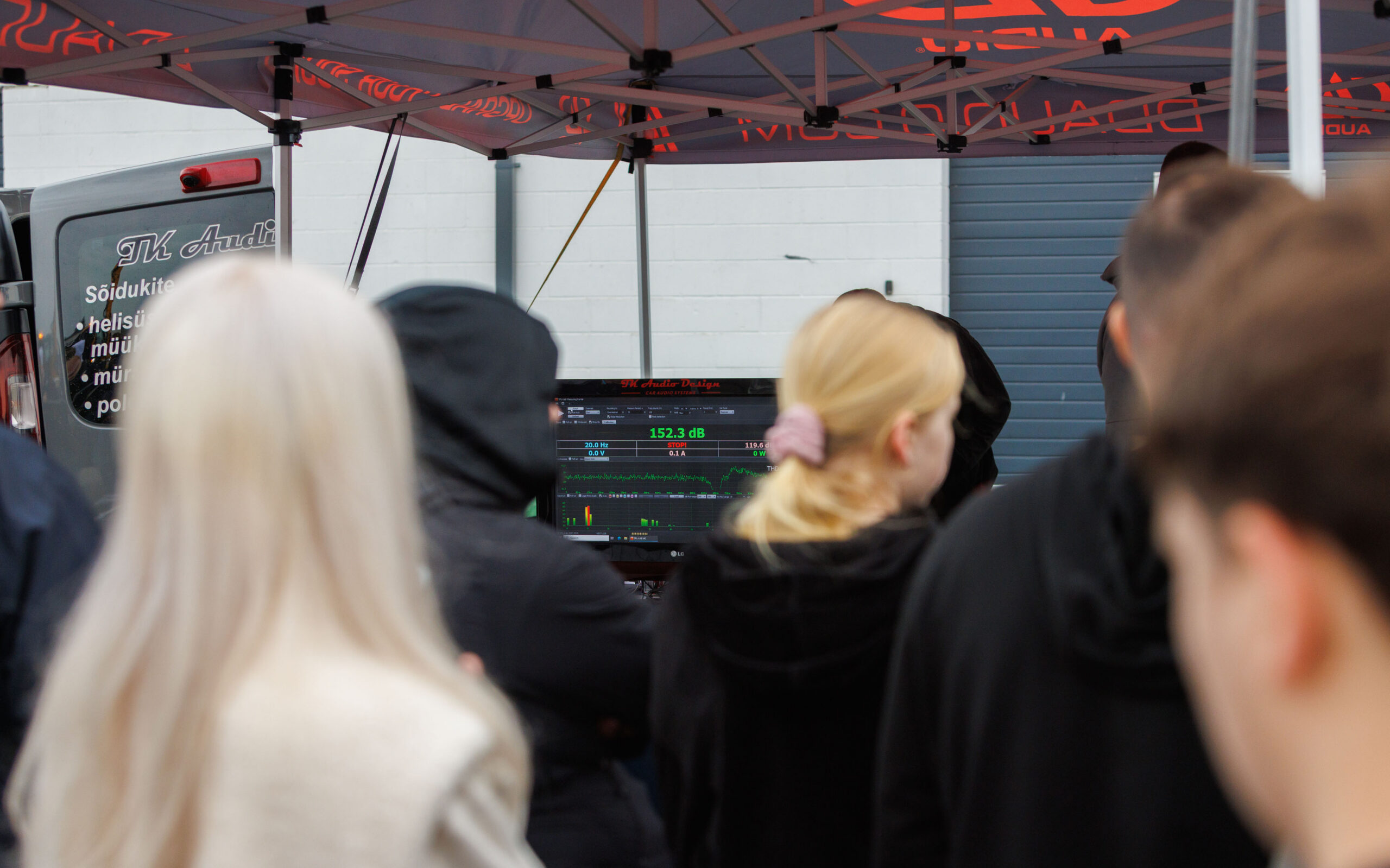 Augustfest 2026 pealtvaatajad SPL helirõhuvõistluse ekraani jälgimas Pärnu Porsche Ringil
