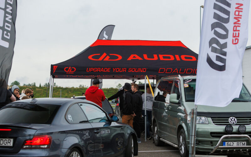 Augustfest 2026 DD Audio telk ja autod Pärnu Porsche Ringi boksialas