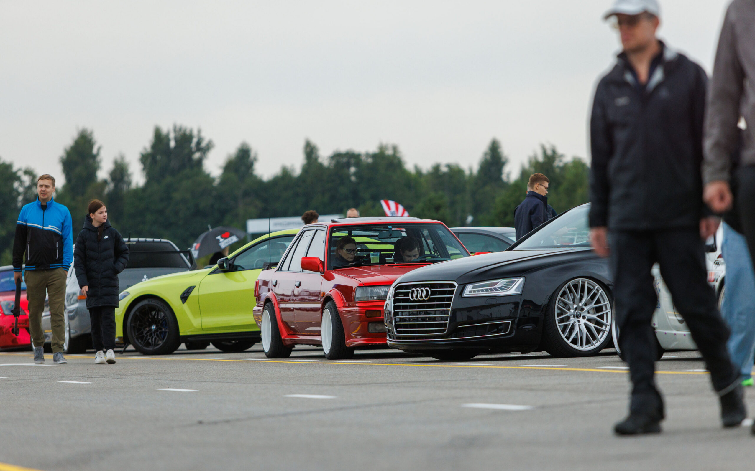 Augustfest 2026 show-autod ja külastajad Pärnu Porsche Ringi näitusealal