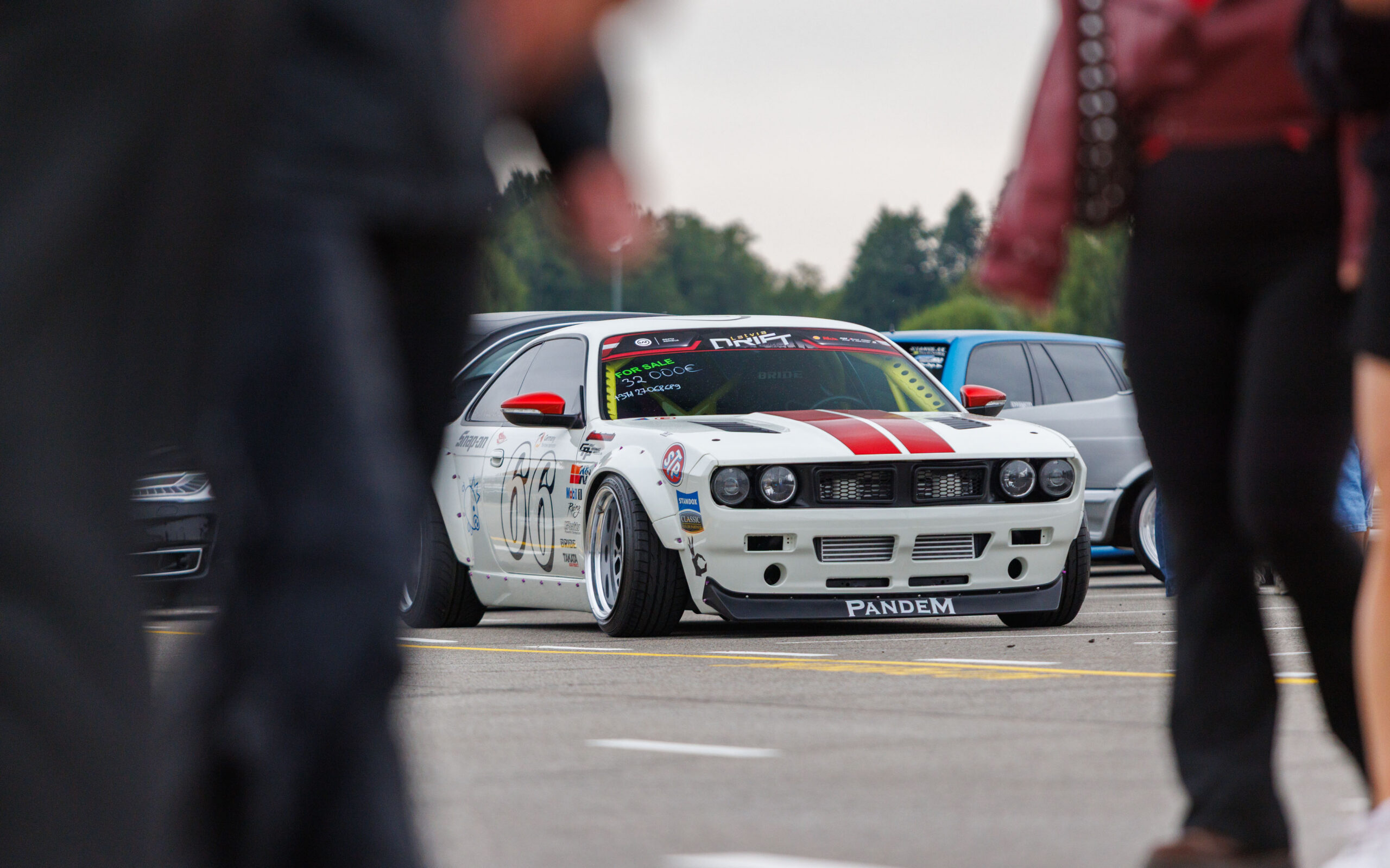 Augustfest 2026 valge Pandem kerekomplektiga driftiauto Pärnu Porsche Ringi näitusealal