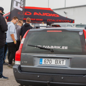 Augustfest 2026 Volvo V70 tagavaade ja külastajad Pärnu Porsche Ringi boksialas