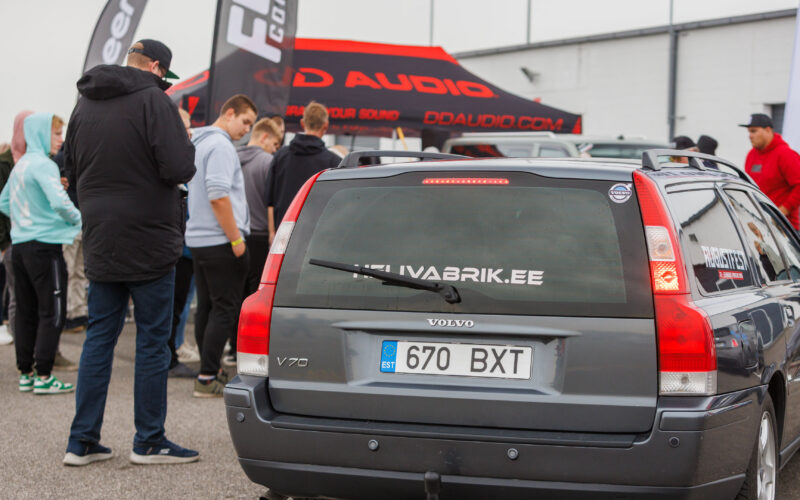 Augustfest 2026 Volvo V70 tagavaade ja külastajad Pärnu Porsche Ringi boksialas