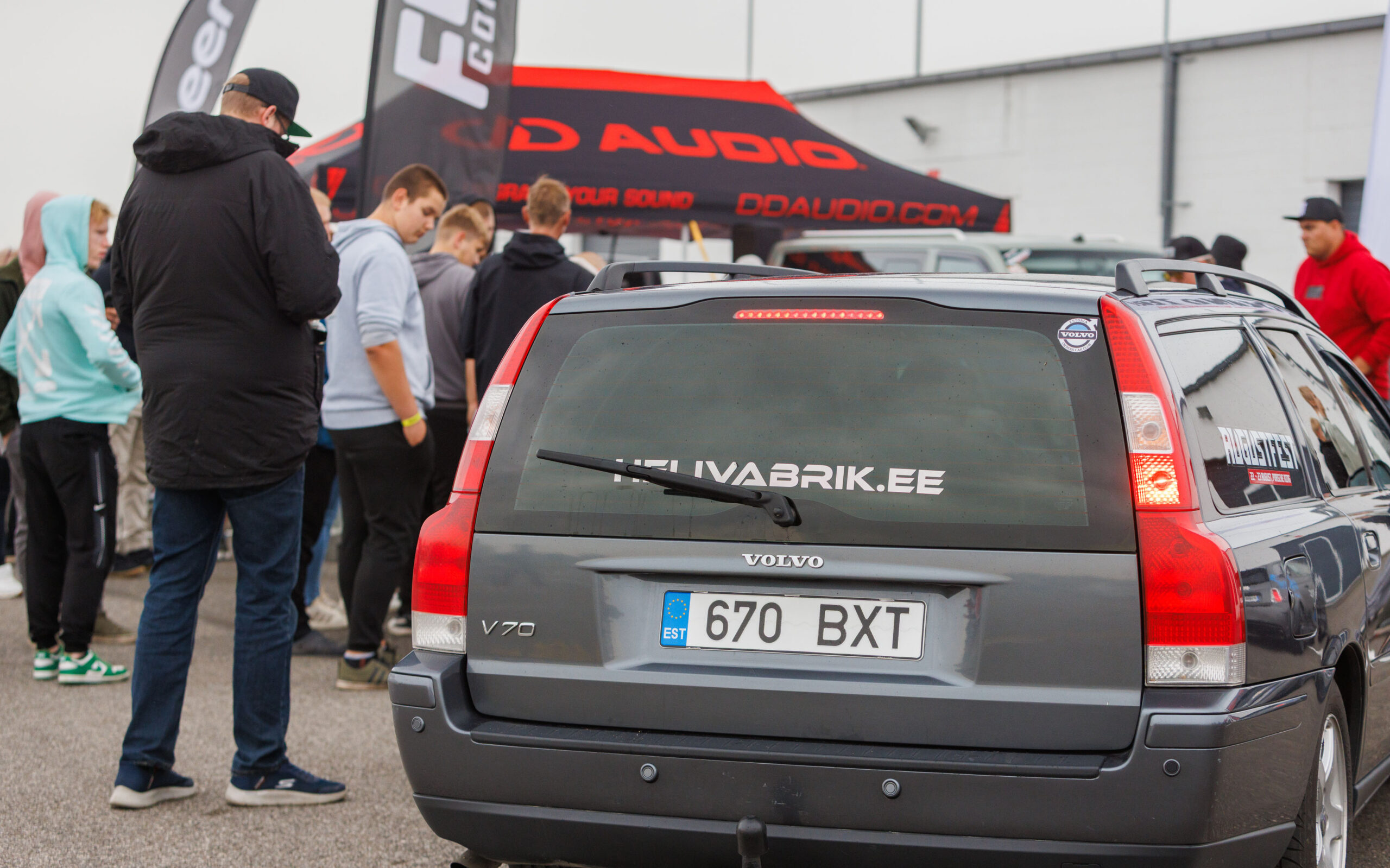 Augustfest 2026 Volvo V70 tagavaade ja külastajad Pärnu Porsche Ringi boksialas