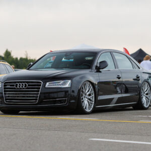 Augustfest 2026 madaldatud must Audi unikaalsete velgedega Pärnu Porsche Ringi näitusealal