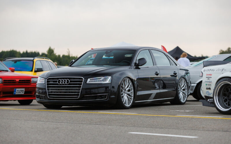 Augustfest 2026 madaldatud must Audi unikaalsete velgedega Pärnu Porsche Ringi näitusealal
