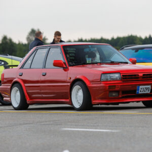 Augustfest 2026 punane tuunitud klassikaline auto valgete velgedega Pärnu Porsche Ringi näitusealal
