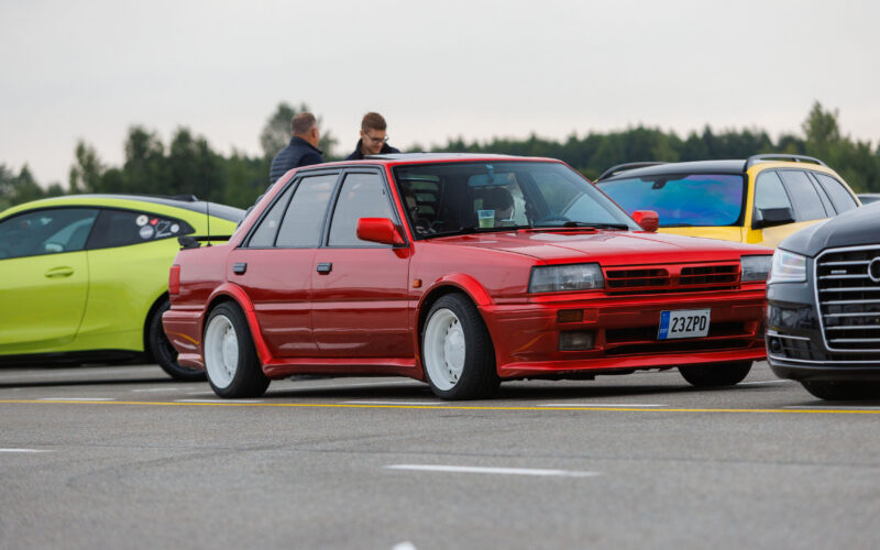 Augustfest 2026 punane tuunitud klassikaline auto valgete velgedega Pärnu Porsche Ringi näitusealal