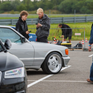 Augustfest 2026 klassikaline Mercedes ja külastajad Pärnu Porsche Ringi näitusealal