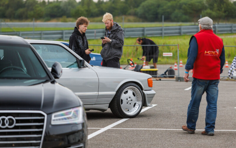 Augustfest 2026 klassikaline Mercedes ja külastajad Pärnu Porsche Ringi näitusealal