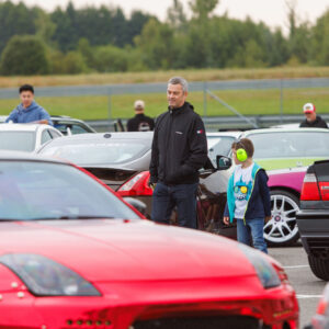 Augustfest 2026 külastajad ja autod näitusealal Pärnu Porsche Ringil