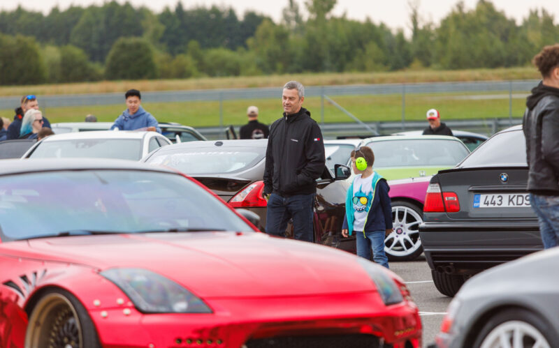 Augustfest 2026 külastajad ja autod näitusealal Pärnu Porsche Ringil