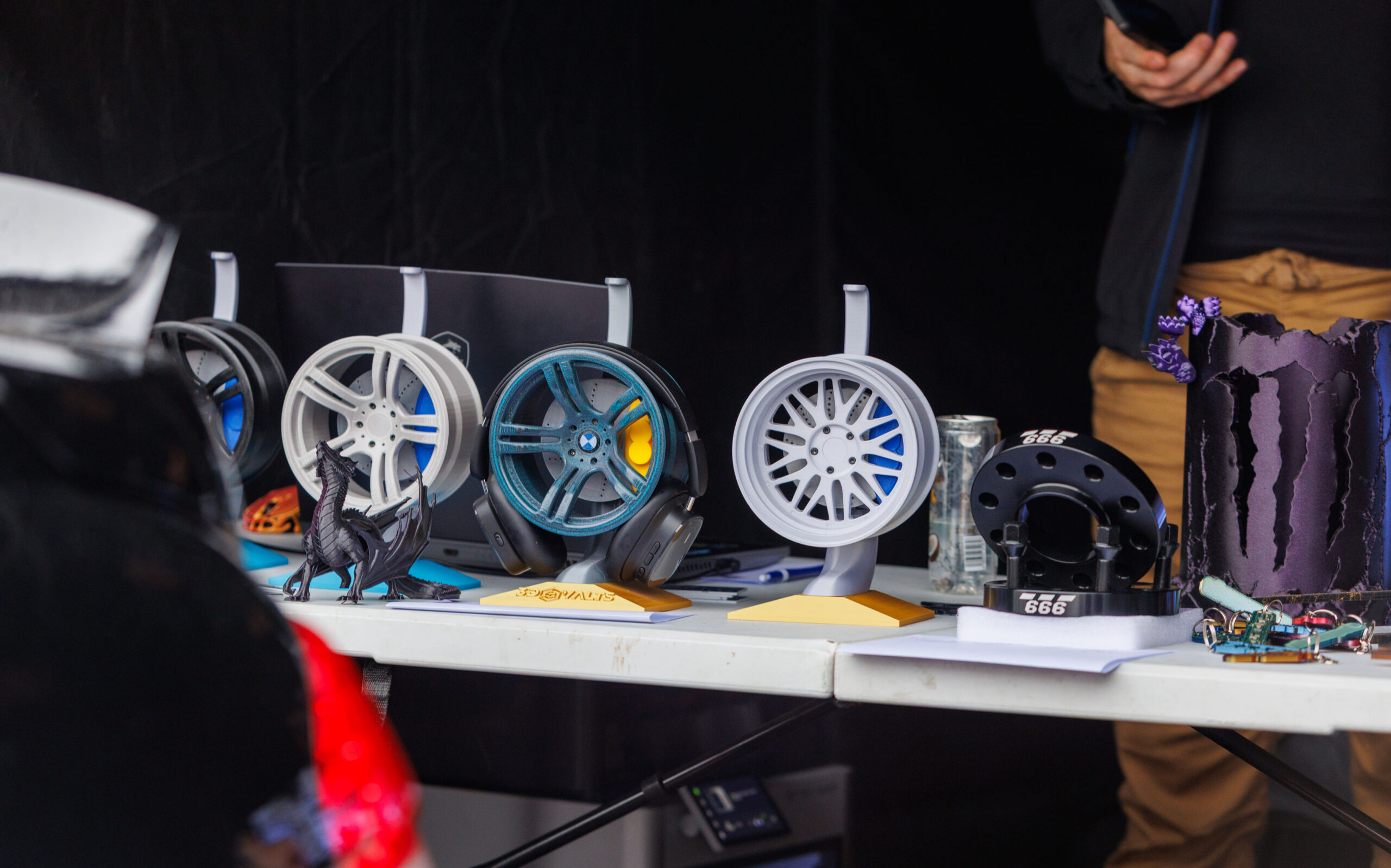 Augustfest 2026 veljemudelid ja autoteemalised aksessuaarid stendil Pärnu Porsche Ringil