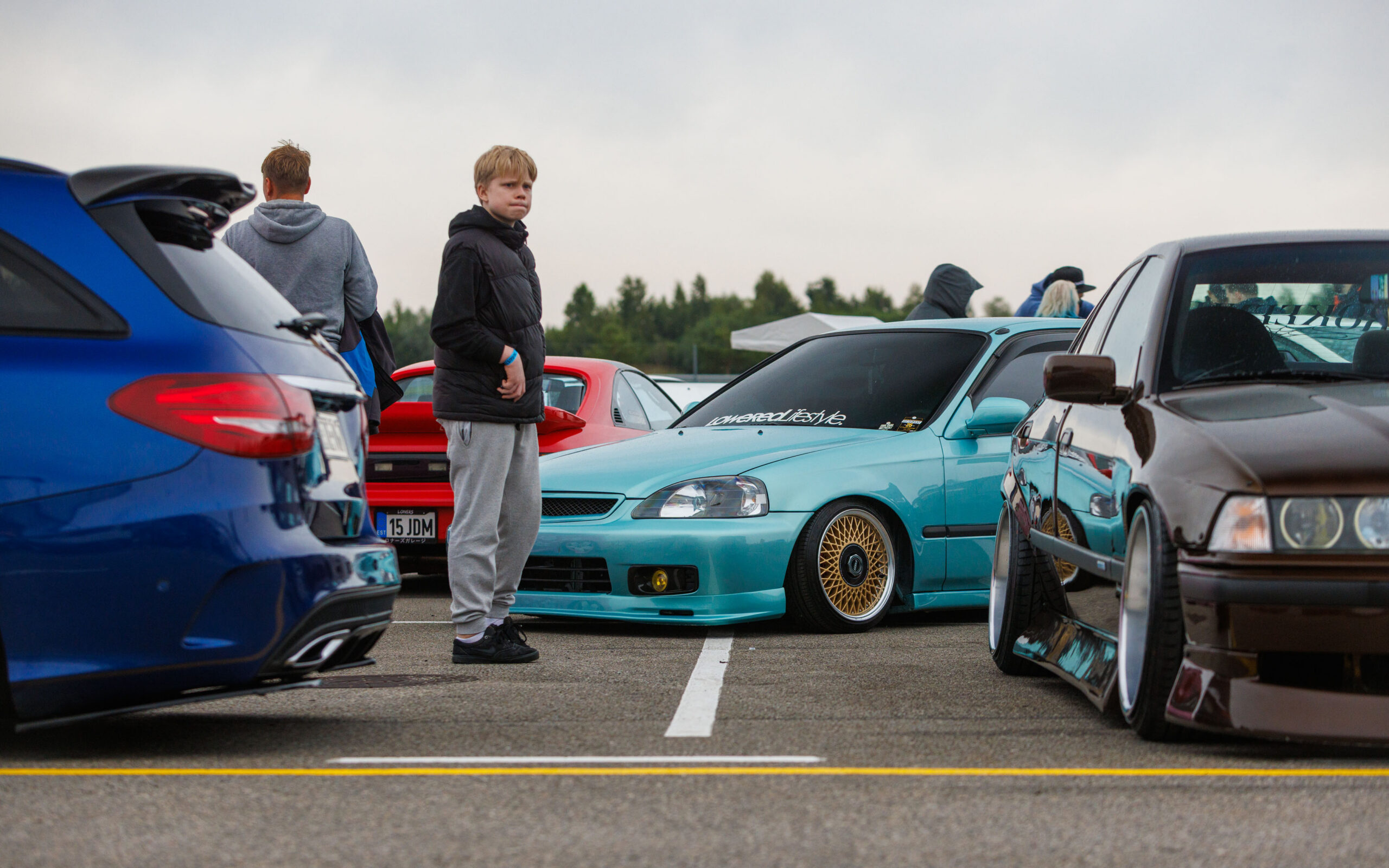 Augustfest 2026 erksad tuunitud autod ja külastajad Pärnu Porsche Ringi näitusealal