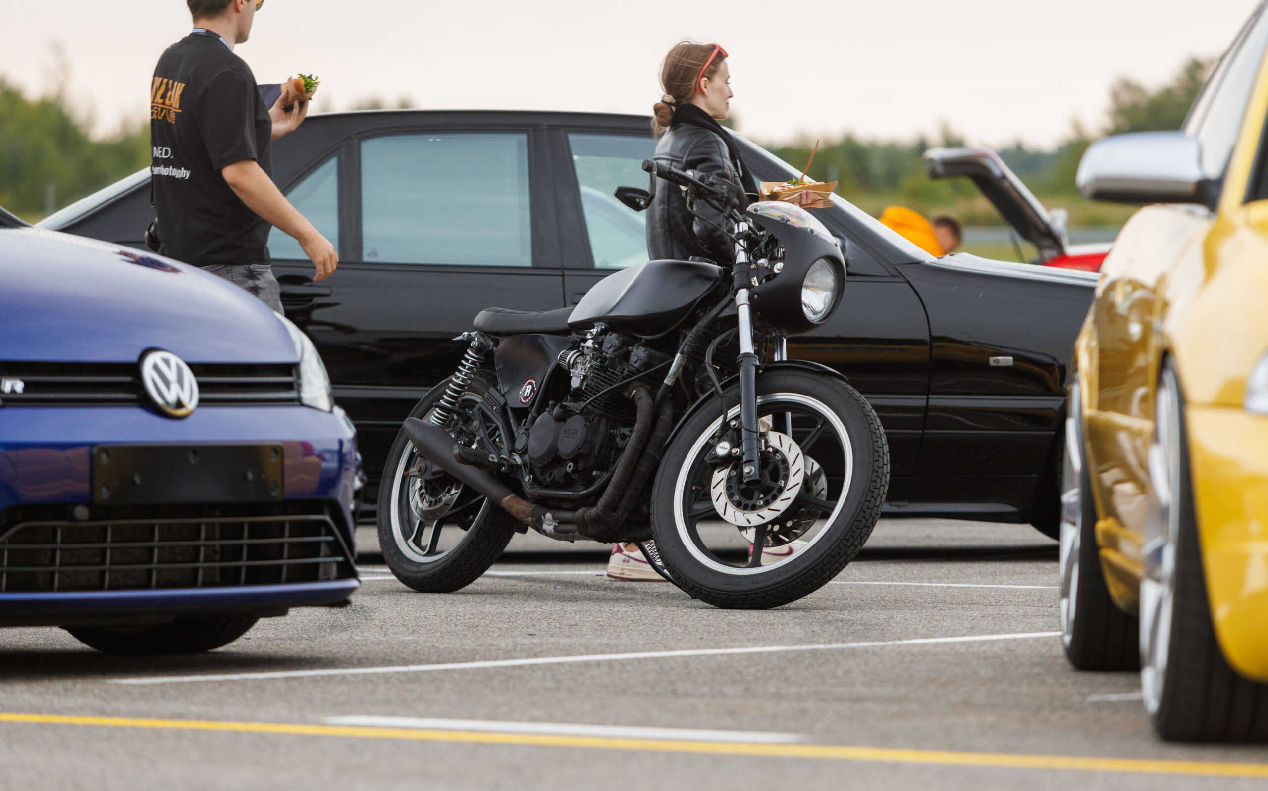 Augustfest 2026 kohandatud mootorratas ja autod Pärnu Porsche Ringi näitusealal