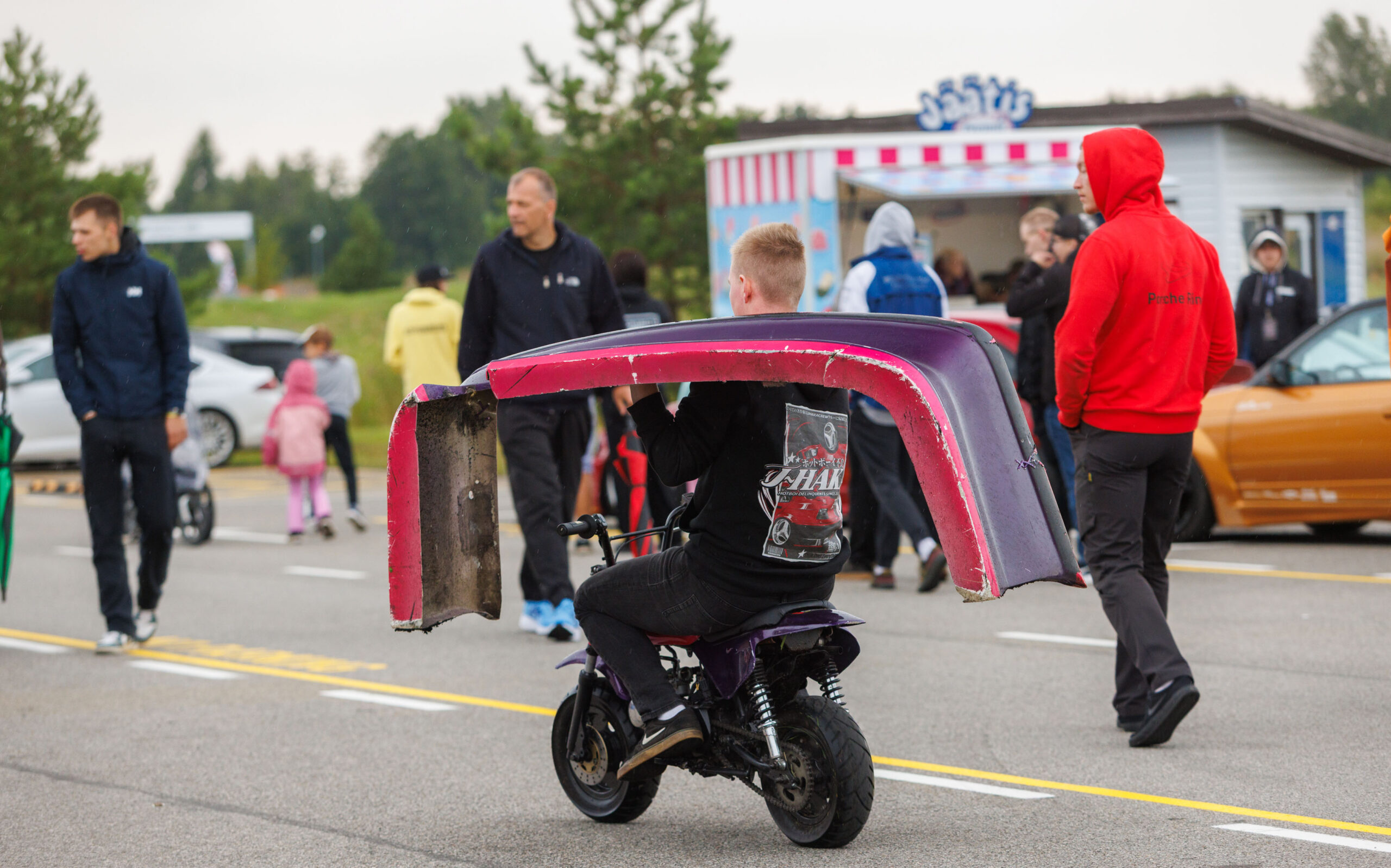 Augustfest 2026 noormees minibikega autokere detaili transportimas Pärnu Porsche Ringil