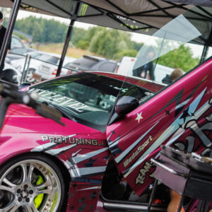 Augustfest 2026 roosa tuunitud driftiauto avatud ustega Pärnu Porsche Ringi boksialas