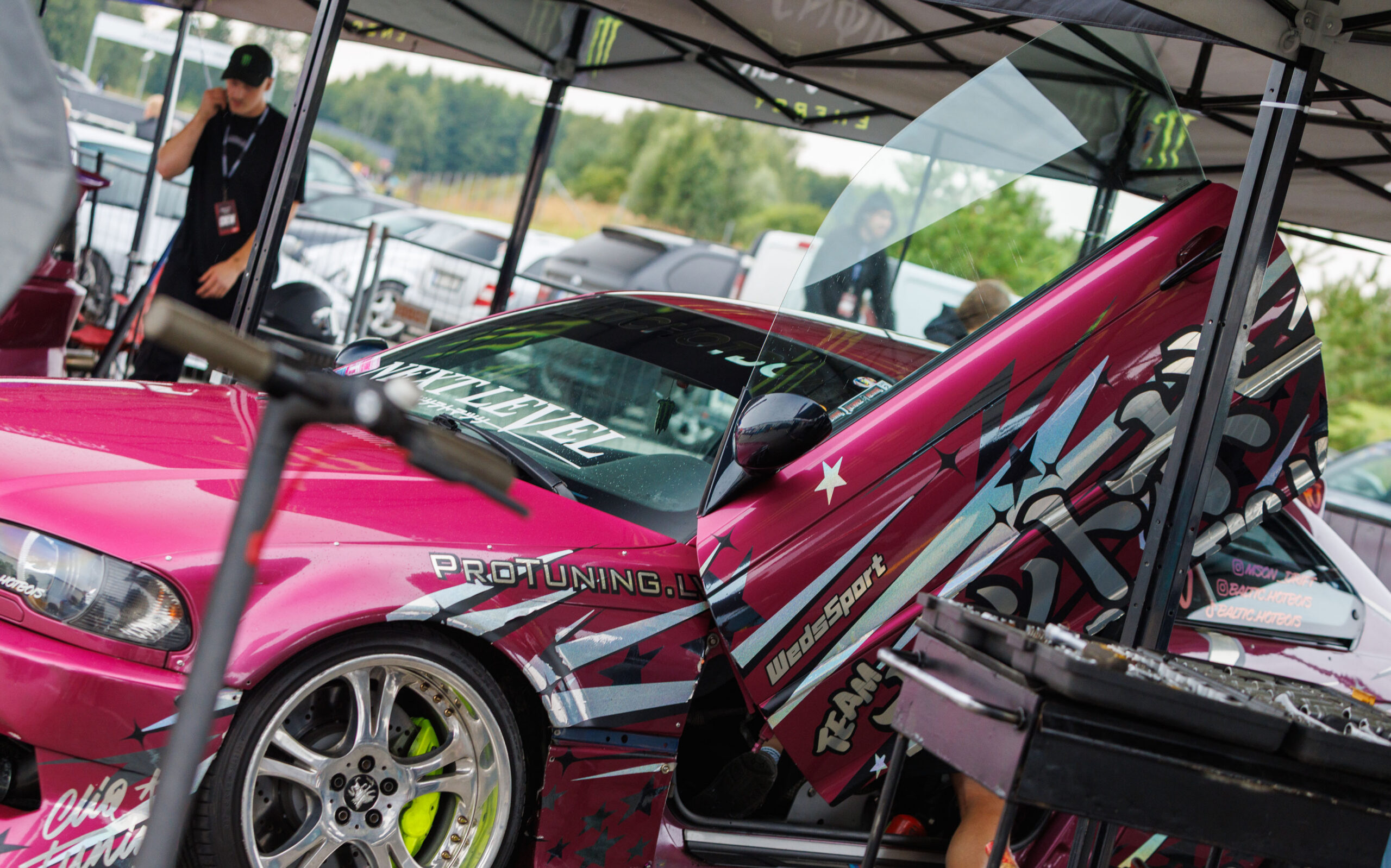 Augustfest 2026 roosa tuunitud driftiauto avatud ustega Pärnu Porsche Ringi boksialas