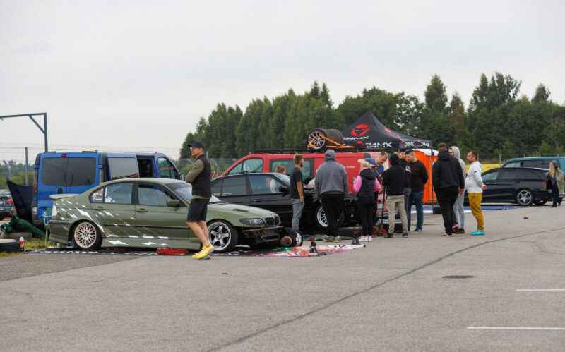 Augustfest 2026 modifitseeritud autod ja meeskonnad Pärnu Porsche Ringi boksialas