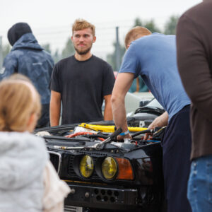 Augustfest 2026 mehaanikud ja pealtvaatajad BMW mootoriruumi uurimas Pärnu Porsche Ringil