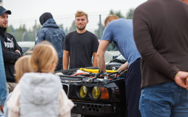 Augustfest 2026 mehaanikud ja pealtvaatajad BMW mootoriruumi uurimas Pärnu Porsche Ringil