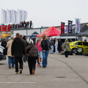Augustfest 2026 külastajad jalutamas Pärnu Porsche Ringi boksiteel ja näitusealal