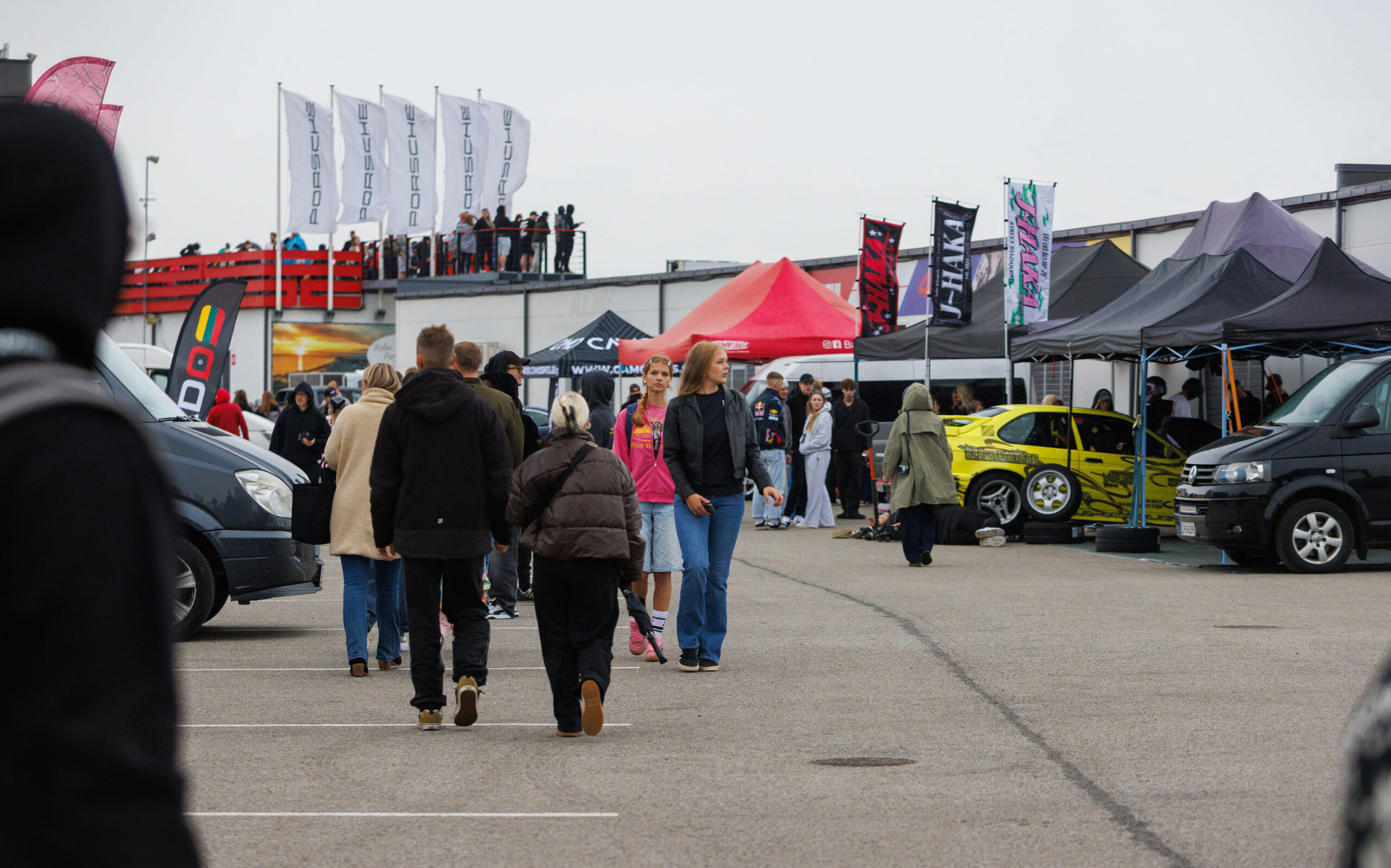 Augustfest 2026 külastajad jalutamas Pärnu Porsche Ringi boksiteel ja näitusealal