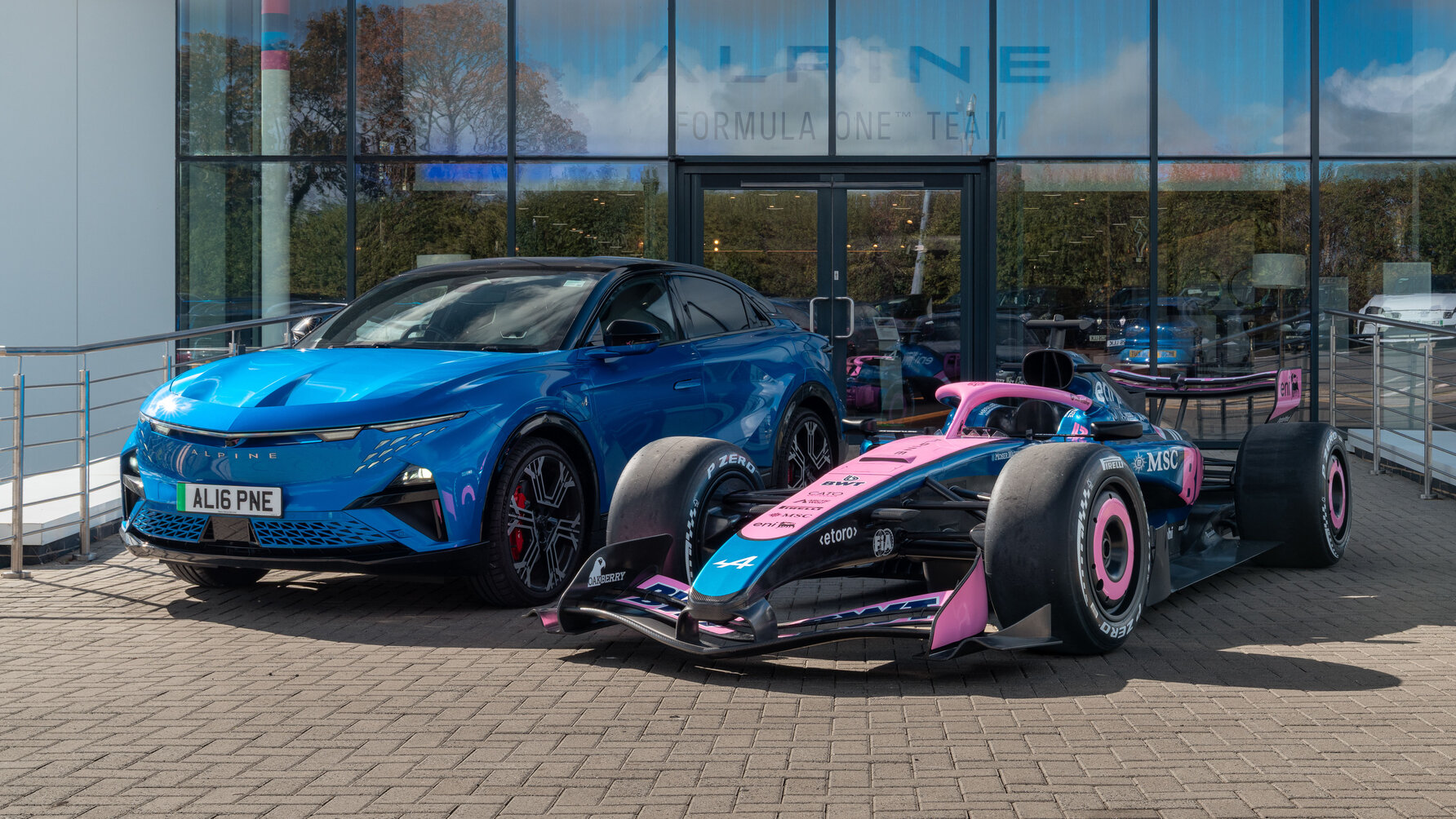 Alpine A110 bensiinimootor ja kergekaaluline sportauto kihutamas asfaldil