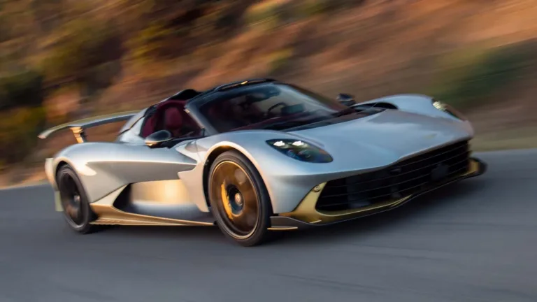 Aston Martin Valhalla Spider lahtine superauto esitlusel
