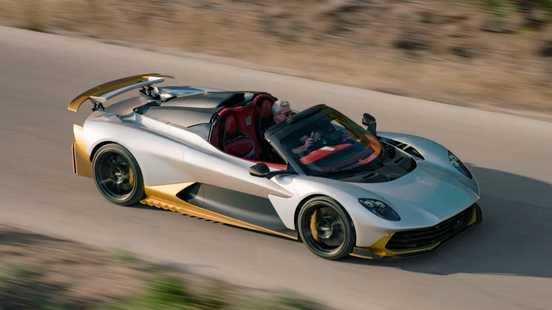 Aston Martin Valhalla Spider süsinikkiust monokokk ja salong