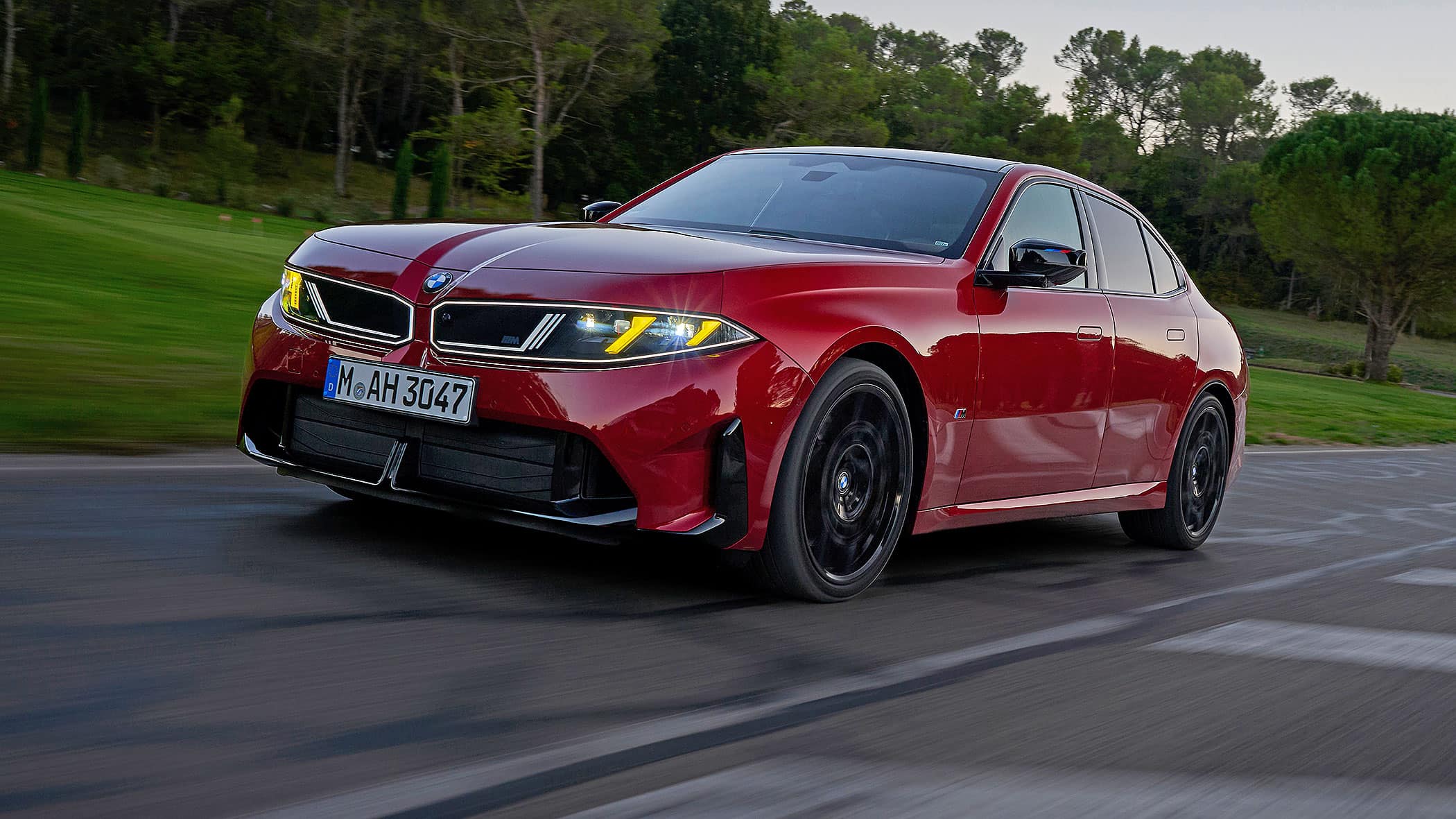 BMW M350 xDrive 2026: 443 hj reaskuuene testisõit paduvihmas 1 Uus BMW M350 xDrive punane sedaan sõidutestil märjal maanteel