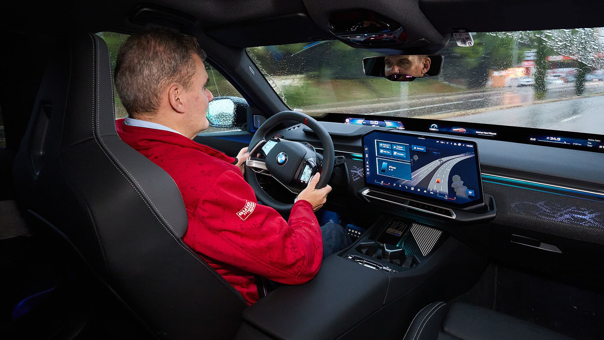 BMW M350 xDrive 2026: 443 hj reaskuuene testisõit paduvihmas 2 Uue 3. seeria salongi esipaneel ja panoraamekraan paduvihmas