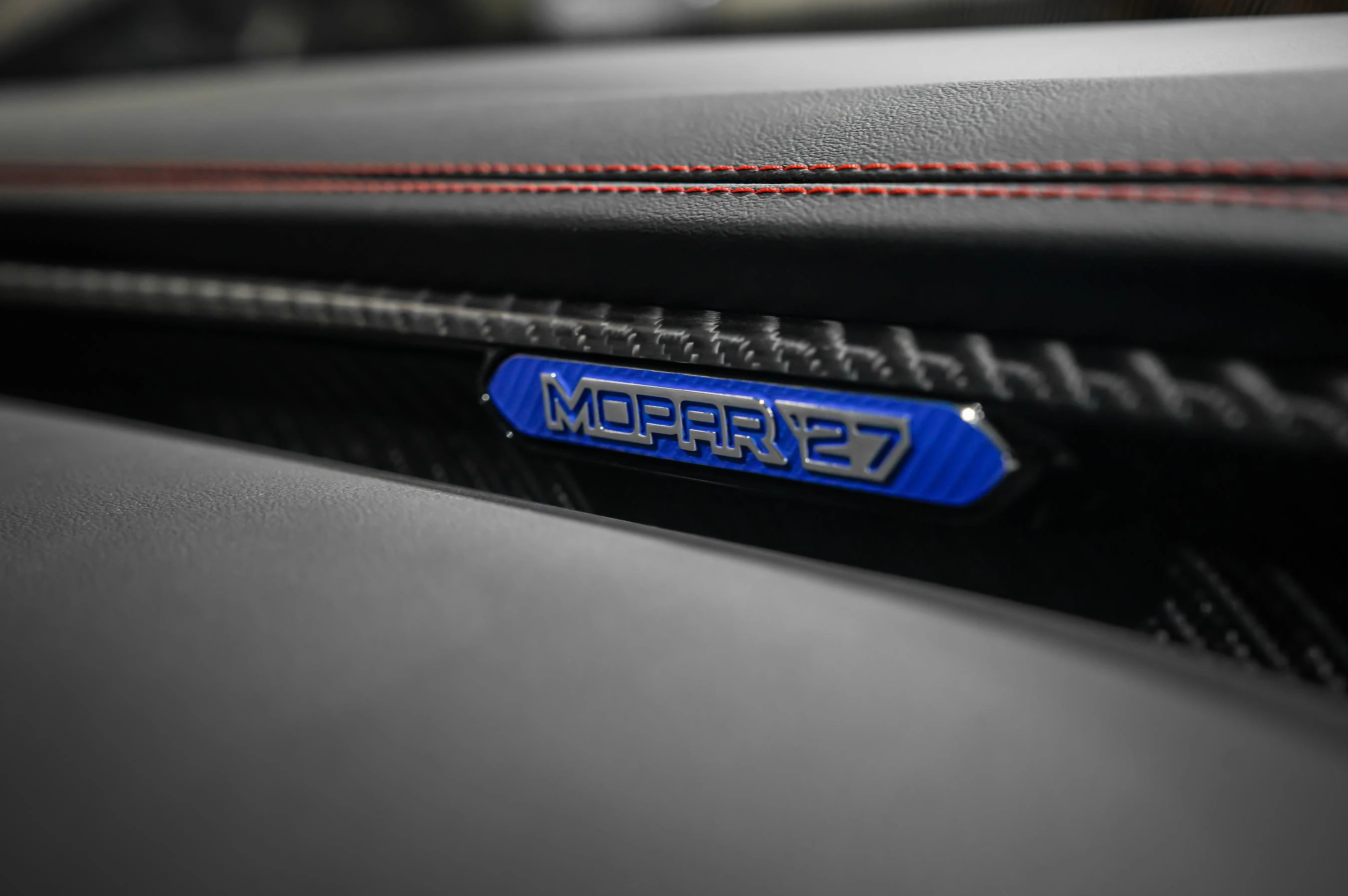 Dodge Charger Mopar: 90 aastat tähistav 550 hj erimudel 2 Dodge Charger Mopar Direct Connection süsinikkiust aerodetailid ja veermik