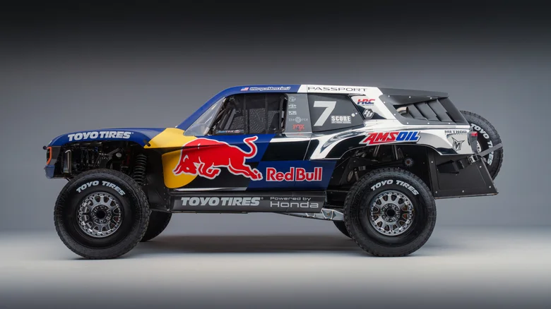 Honda Passport Trophy Truck 1300 hj hübriidauto kõrbes kihutamas