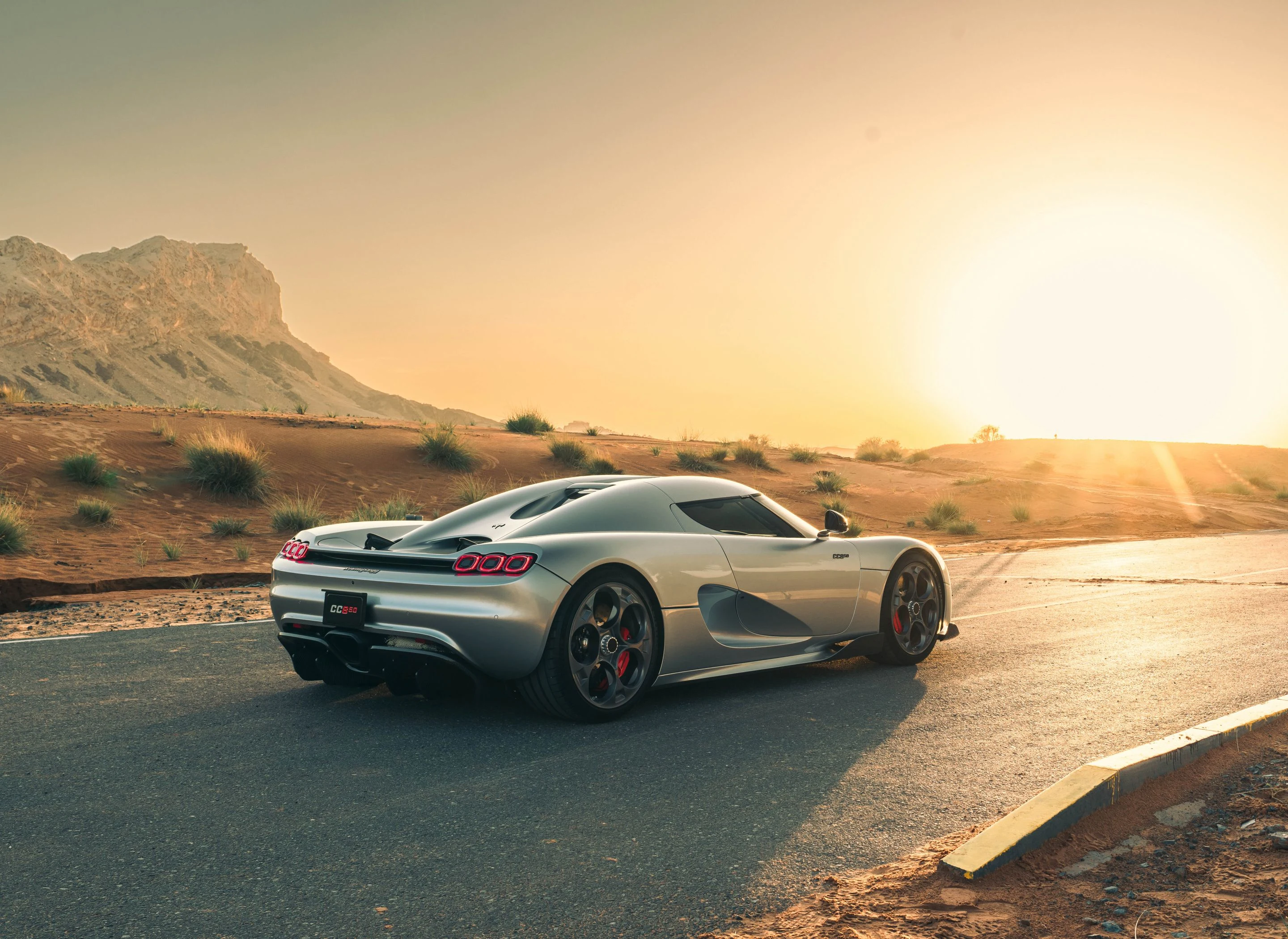 Koenigsegg CC850 aktiivne tiib ja süsinikkiust kere