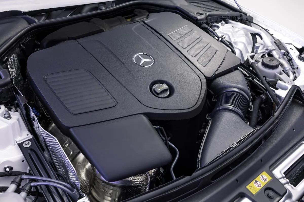 Mercedes C-Klass diisel: 1300 km sõiduulatuse põhjalik test 4 Mercedes C-Klass diisel mootoriruum 2.0 turbodiisel OM654M