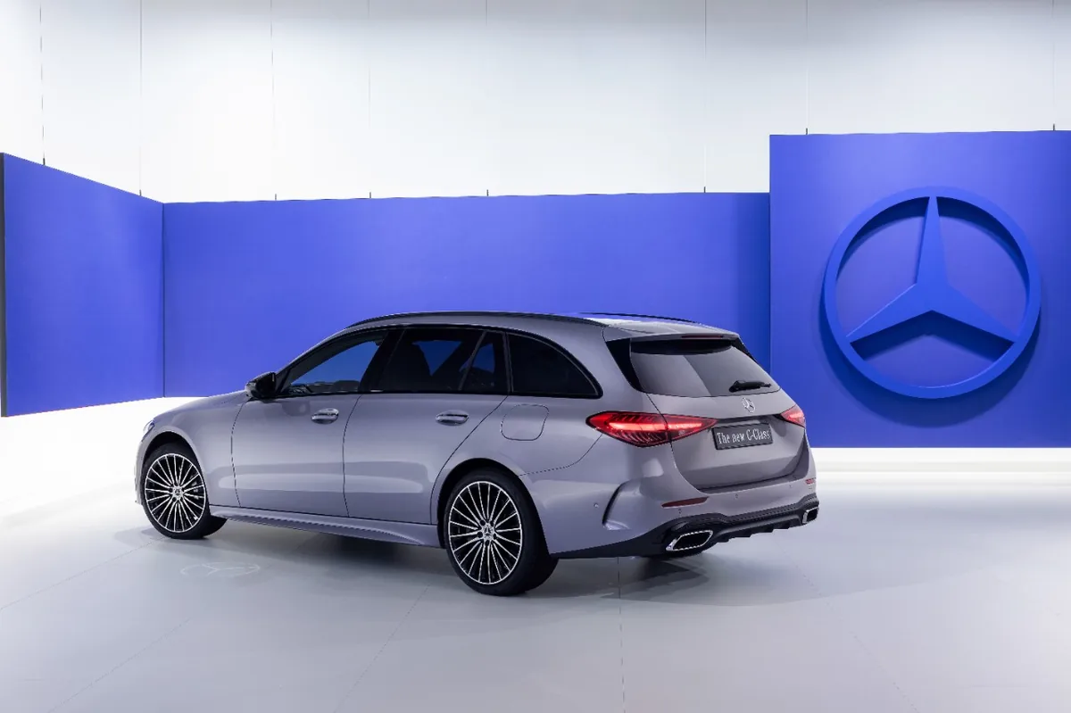 Mercedes C-Klass diisel: 1300 km sõiduulatuse põhjalik test 7 Mercedes C-Klass universaal tagavaade stuudios