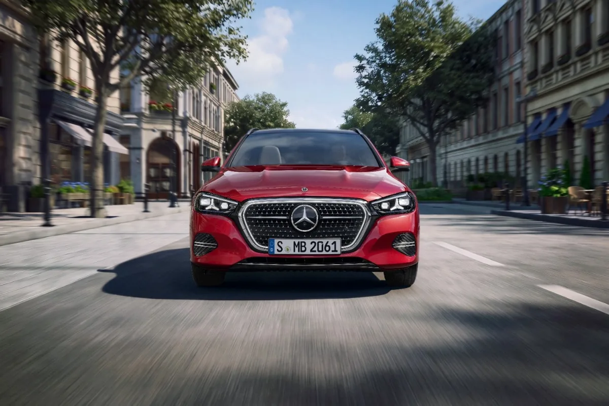 Mercedes C-Klass diisel: 1300 km sõiduulatuse põhjalik test 16 Mercedes C-Klass punane universaal otsavaade teel