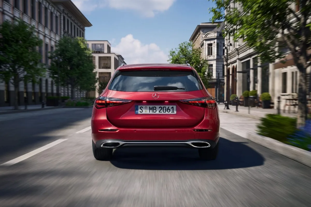 Mercedes C-Klass diisel: 1300 km sõiduulatuse põhjalik test 17 Mercedes C-Klass punane universaal tagaosa sõidul