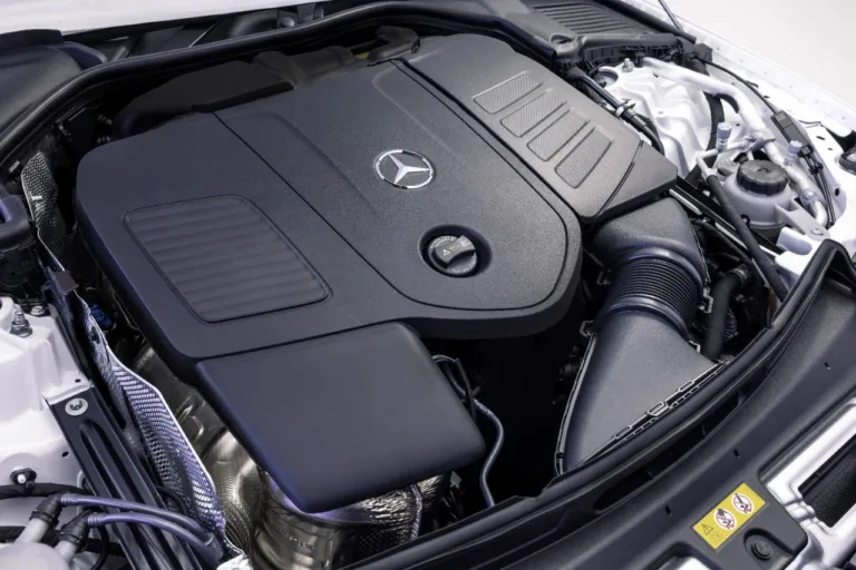 Mercedes C-Klass diisel universaal sõidutestil maanteel