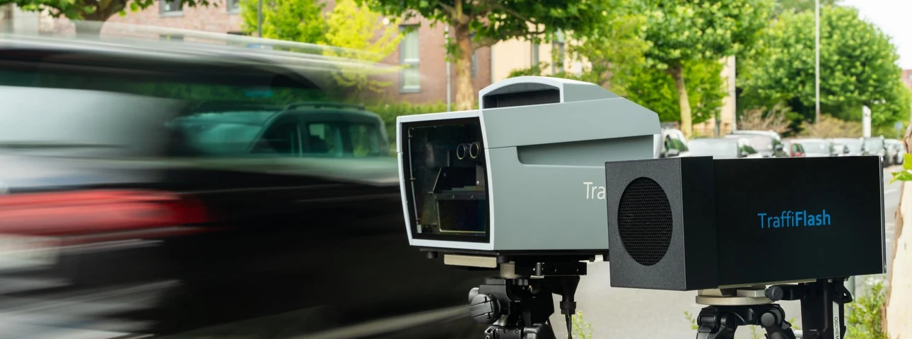 Mobiilsed kiiruskaamerad Jenoptik TraffiStar S350 laserseade maanteel