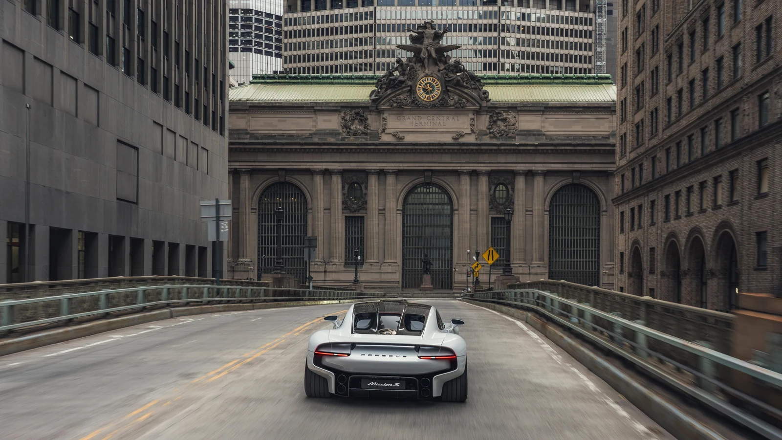 Porsche Mission S: 911 kohale pürgija põhjalik ülevaade 11 Porsche Mission S kiirteel East Riveri kaldal