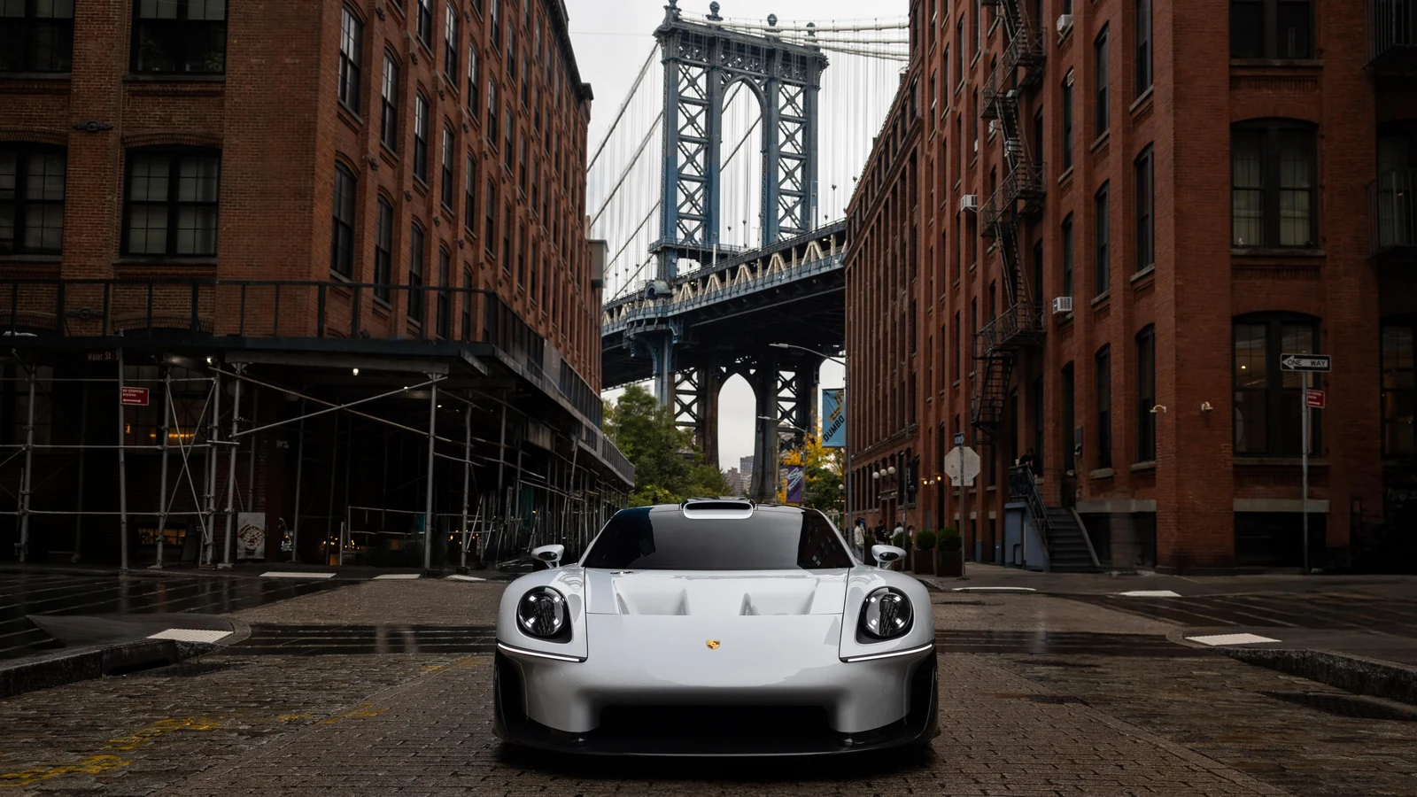 Porsche Mission S: 911 kohale pürgija põhjalik ülevaade 10 Porsche Mission S lähenemas Grand Central jaama viaduktile