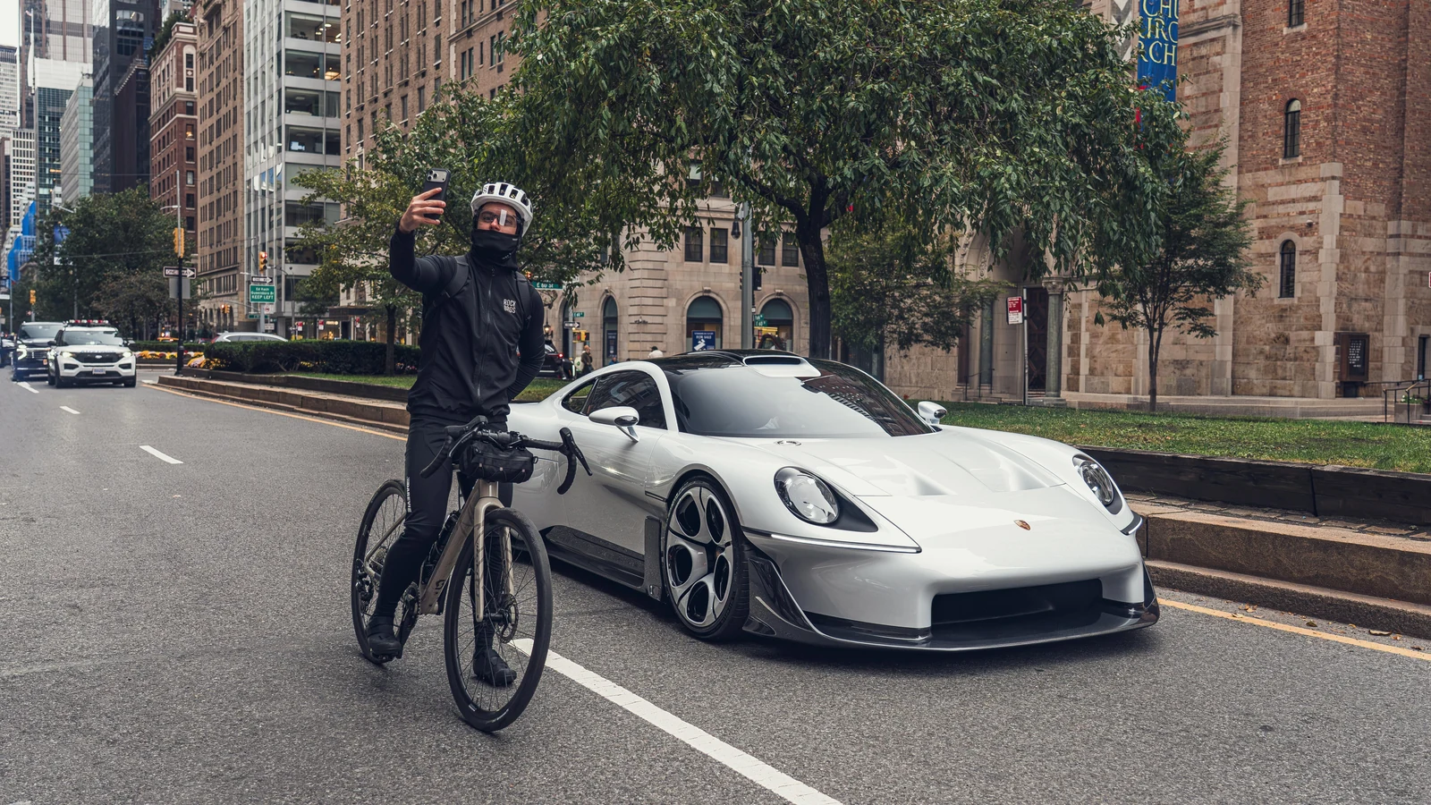 Porsche Mission S: 911 kohale pürgija põhjalik ülevaade 13 Jalgrattur tegemas selfit koos unikaalse Porsche Mission S prototüübiga