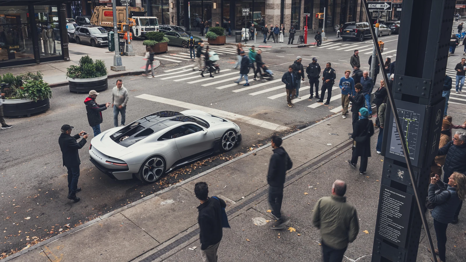 Porsche Mission S: 911 kohale pürgija põhjalik ülevaade 8 Uudishimulikud jalakäijad imetlemas uut Porsche Mission S superautot